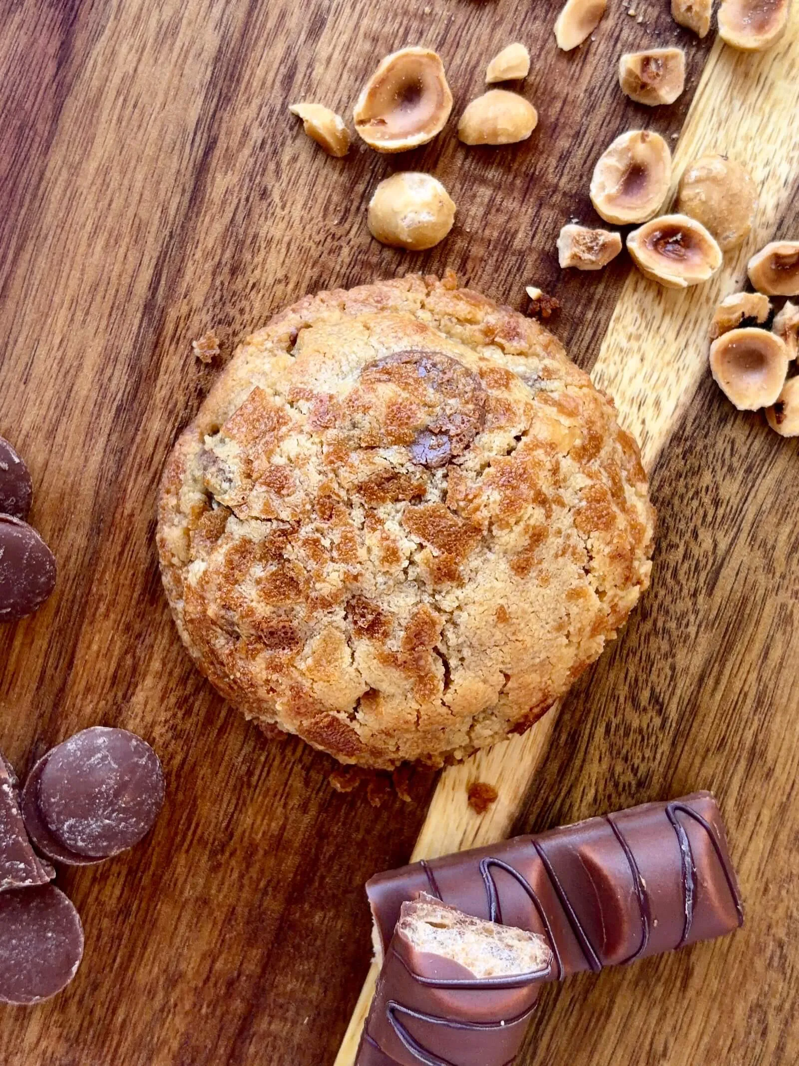 Détail feuillantine dorée cookie Bueno chocolat au lait noisettes Snackart Agen