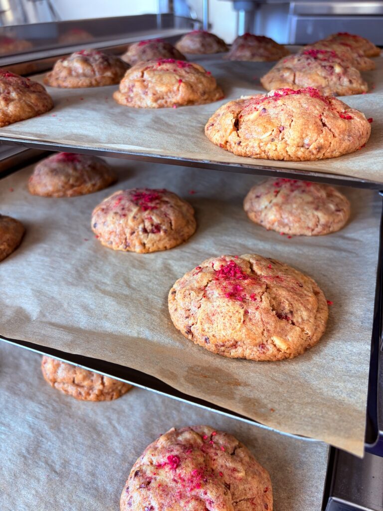 Plaques de cookies framboise à la sortie du four