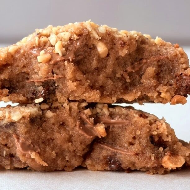 Cookie Chocolat & noisette cassé en deux