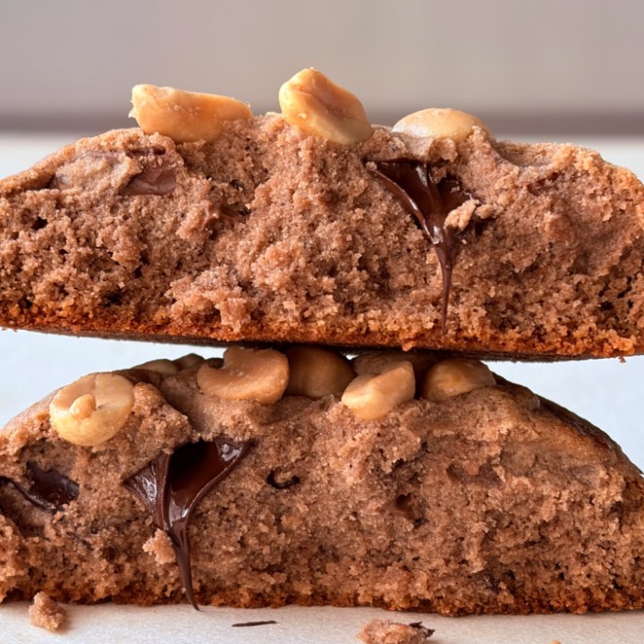 Cookie PERFORM chocolat et cacahuète cassé en deux