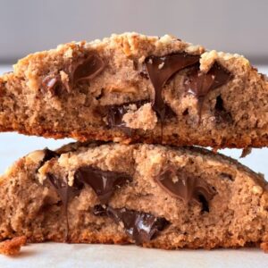 Cookie PERFORM chocolat et noisette cassé en deux