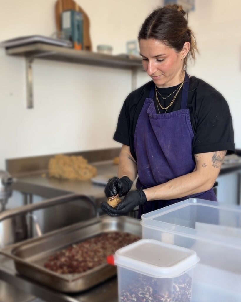 Elsa façonne une boule de pâte à cookie